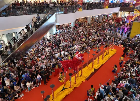 Pengunjung menyaksikan pertunjukan Barongsai di Mall Ciputra Tangerang, Kabupaten Tangerang, Kamis, 30 Januari 2025. (Sumber: Poskota/Veronica Prasetyo)