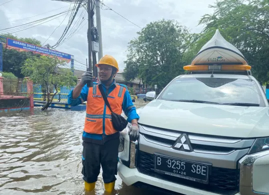 Petugas PLN UID Jakarta Raya turun langsung ke lokasi yang terdampak banjir Jakarta. (Sumber: Dok. PLN UID Jakarta Raya)