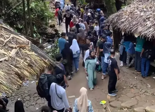 Para wisatawan saat melaksanakan liburan ke kawasan objek wisata Suku Baduy di Lebak. (Sumber: Dok. Warga)