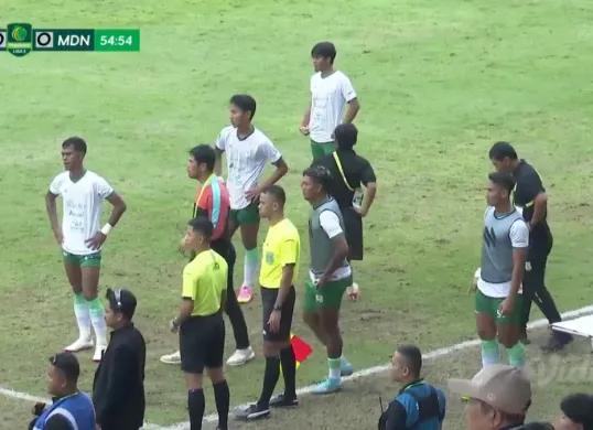 Tangkap layar saat para pemain PSMS Medan mogok main karena memprotes keputusan wasit yang memberi tendangan penalti untuk Nusantara United FC di laga Grup H playoff degradasi Liga 2, Kamis, 30 Januari 2025. (Sumber: Vidio)