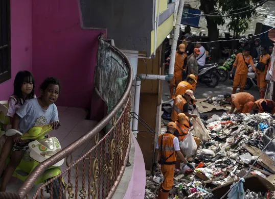 Ilustrasi, petugas PPSU mengangkut tumpukan sisa sampah yang terbawa arus air banjir di Jalan Kapuk Bongkaran, Cengkareng, Jakarta Barat, Kamis, 30 Januari 2025. (Sumber: Poskota/ Bilal Nugraha Ginanjar)