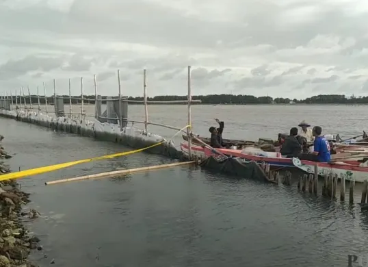 Kementerian Lingkungan Hidup memasang garis di sekitar area reklamasi pagar laut di Kampung Paljaya, Kecamatan Tarumajaya, Kabupaten Bekasi, Kamis, 30 Januari 2025. (Sumber: Poskota/Ihsan Fahmi)