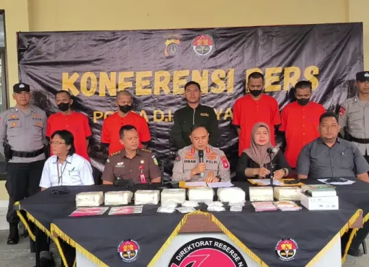Jaringan peredaran narkoba di Yogyakarta berhasil dibongkar Direktorat Reserse Narkoba (Ditresnarkoba) Polda Daerah Istimewa Yogyakarta (DIY) 10 kilogram sabu-sabu berhasil diamankan. (Sumber: Capture YouTube Polda DIY)