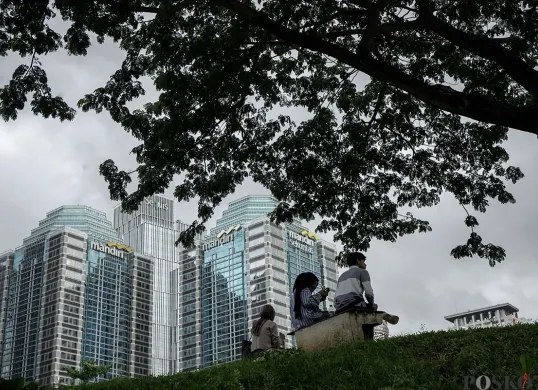 Warga bersantai sembari menikmati suasana sore di Hutan Kota Gelora Bung Karno, Jakarta. (Sumber: Poskota/ Bilal Nugraha Ginanjar)