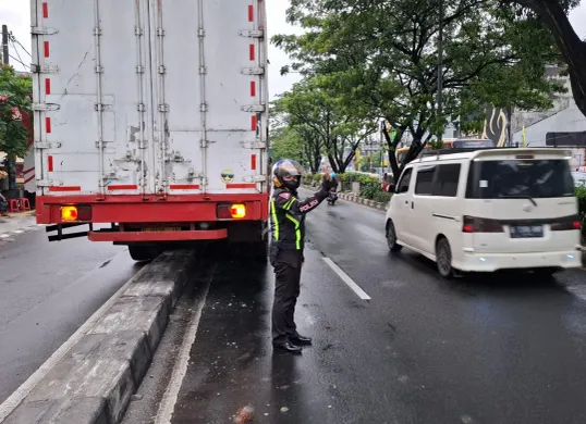 Kanit Turjawali Satlantas Polres Metro Depok, AKP Fitri melakukan pengaturan lalu lintas di Jalan Margonda, Depok, Kamis, 30 Januari 2025 setelah satu unit truk kecelakaan menabrak pembatas trotoar. (Sumber: Dok. Satlantas Polres Metro Depok)
