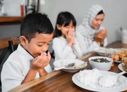 Beberapa tips untuk menjaga kesehatan anak selama puasa (Sumber: Freepik)