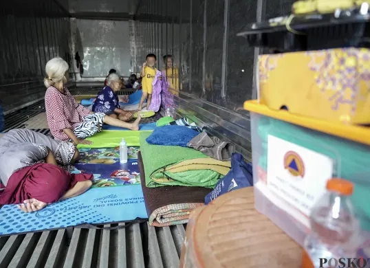 Pengungsi Banjir MemilihTinggal di Dalam Peti Kemas