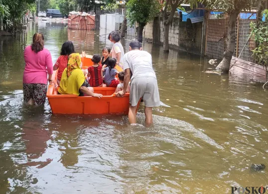 Banjir masih menggenangi kawasan Komplek KFT, Cengkareng, Jakarta Barat, Jumat, 31 Januari 2025. (Sumber: Poskota/Pandi Ramedhan)