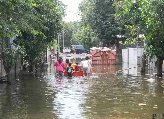 Banjir masih menggenangi kawasan Komplek KFT, Cengkareng, Jakarta Barat, Jumat, 31 Januari 2025. (Sumber: Poskota/Pandi Ramedhan)