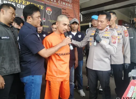 Wakapolres Cimahi, Kompol Andri Fran Ferdyawan (kanan), menanyai pelaku dalam gelar perkara pembunuhan, di Mapolres Cimahi, Jalan Amir Machmud, Jumat, 31 Januari 2025. (Sumber: Poskota/Gatot Poedji Utomo)