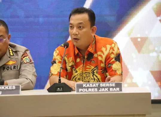 Kasat Reskrim Polres Metro Jakarta Barat, AKBP Arfan Zulkan Sipayung, saat memberikan keterangan mengenai kebakaran di Glodok Plaza. (Dok Humas Polres Metro Jakarta Barat).