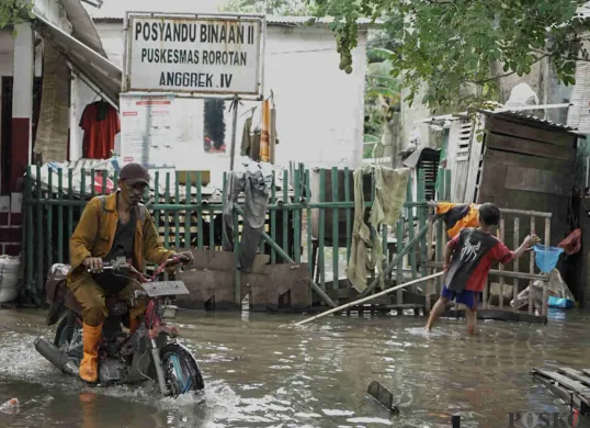 Sejumlah warga beraktifitas kembali di Rorotan, Jakarta, Jumat, 31 Januari 2025. (Sumber: Poskota/Bilal Nugraha Ginanjar)