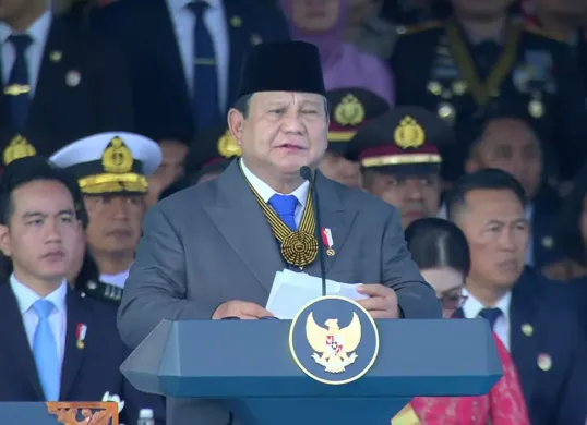 Presiden Republik Indonesia Prabowo Subianto memberikan sambutan pada saat perayaan HUT Bhayangkara ke-79 di lapangan Monas, Gambir, Jakarta Selatan, Selasa, 1 Juli 2025. (Sumber: Tangkapan layar siaran langsung Youtube Polri)