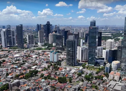 Ilustrasi DKI Jakarta, Waspada cuaca dingin ekstrem di Jakarta! BMKG prediksi suhu rendah terus berlanjut. Ini dampak untuk kesehatan dan tips menghadapinya. (Sumber: YouTube/Masbro Tutorial Official)