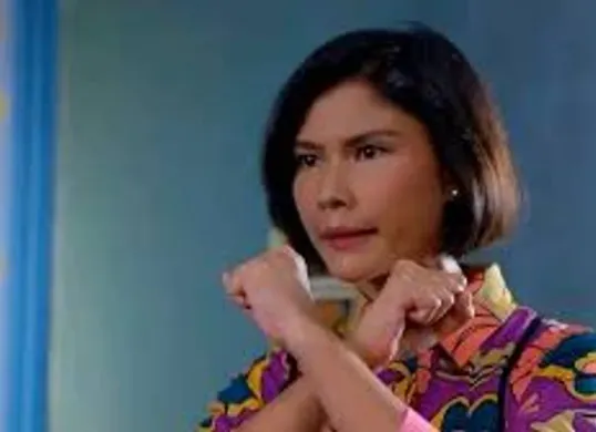Sosok Bu Anita yang penuh teka-teki kembali mencuri perhatian penonton di episode 212 Asmara Gen Z. Apakah ia kunci dari misteri identitas Zara? (Sumber: Dok/Asmara Gen Z)