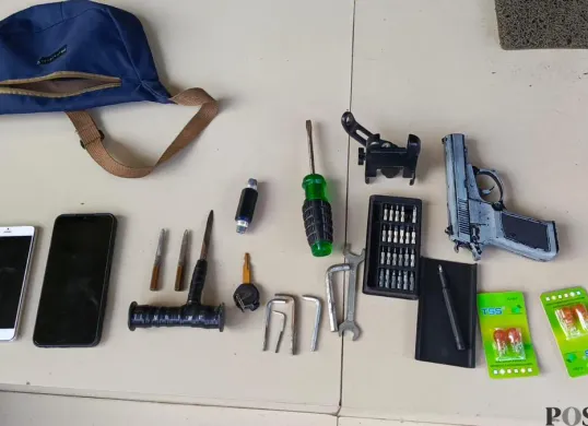 Polsek Tambun Selatan mengamankan beberapa barang bukti dari tangan pelaku curanmor. Di antaranya kunci T, mata kunci modifikasi, obeng, korek api berbentuk pistol, yang diduga digunakan dalam aksi kejahatan. (Sumber: Poskota/Nurpini Aulia Rapika)