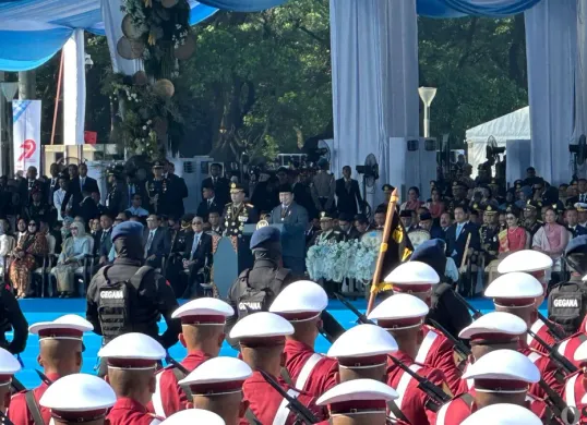 Suasana pada saat Presiden Republik Indonesia Prabowo Subianto memberikan sambutan pada saat perayaan HUT Bhayangkara ke-79 di lapangan Monumen Nasional (Monas), Gambir, Jakarta Selatan, Selasa, 1 Juli 2025. (Sumber: Poskota/Ali Mansur)