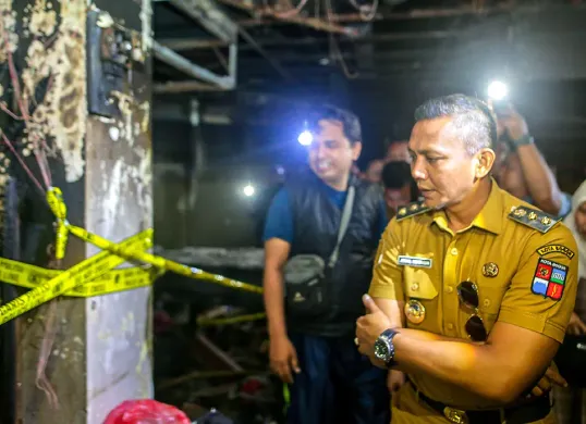 Wakil Wali Kota Bogor, Jenal Mutaqin, pada Senin, 30 Juni 2025, meninjau kondisi Blok B Pasar Kebon Kembang, Kecamatan Bogor Tengah, yang terbakar. (Sumber: Humas Pemkot Bogor)