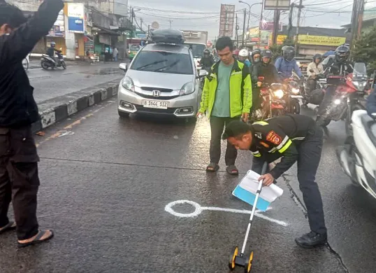 Petugas Satlantas Polres Bogor melakukan olah TKP kecelakaan yang menewaskan pengendara motor di Jalan Raya Jakarta-Bogor, Parung, pada Selasa, 1 Juli 2025 dini hari. (Sumber: Dok Polres Bogor)