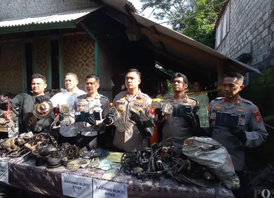 Polisi menunjukan barang bukti kanibal motor curian di Kampung Ciharashas, Desa Cipeundeuy, Kabupaten Bandung Barat. (Sumber: Poskota/Gatot Poedji Utomo)