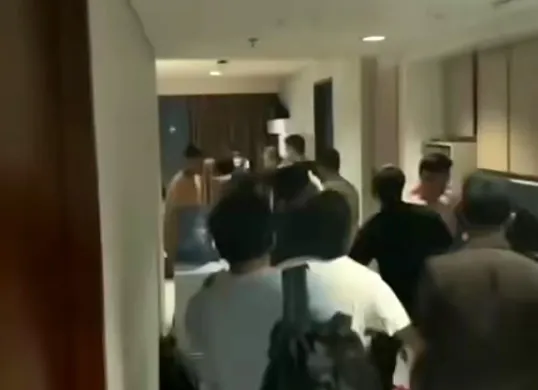 Tangkap layar rekaman penggerebakan acara diduga pesta gay yang dinarasikan di sebuah hotel di Bogor. (Sumber: Instagram @jktnews)