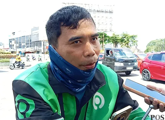Wawan, 45 tahun, pengemudi ojek online yang biasa mangkal di Stasiun Bekasi. (Sumber: POSKOTA | Foto: Nurpini Aulia Rapika)