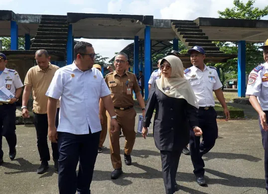 Bupati Pandeglang bersama Kepala BPTB Banten meninjau Terminal Kadubanen. (Sumber: Dok Setda Pandeglang)