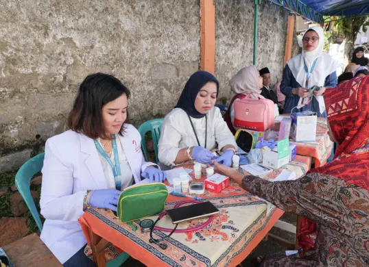 Kegiatan pemeriksaan kesehatan gratis (Mini MCU) pada acara Tanggung Jawab Sosial & Lingkungan (TJSL) AdMedika di wilayah Kampung Rambutan, Kelurahan Sempur, Kota Bogor, Kamis (26/6). (Sumber: Dok. Telkom)