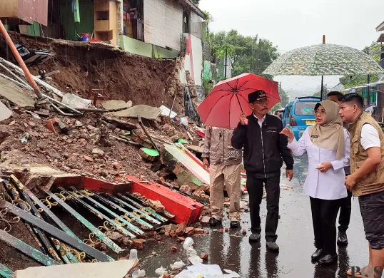 Bupati Pandeglang, Raden Dewi Setiani, saat meninjau kondisi SDN 3 Pandeglang yang sebagian bangunannya ambruk. (Sumber: POSKOTA | Foto: Samsul Fatoni)