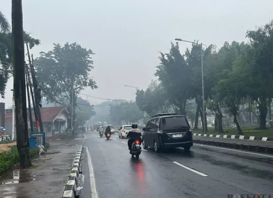 Ilustrasi cuaca berkabut di Penggilingan, Jakarta Timur. (Sumber: Poskota/M. Tegar Jihad)