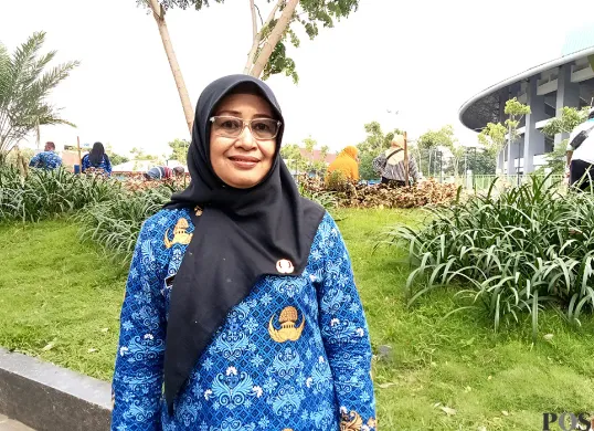 Somayati, 54 tahun, tenaga pendidik di SD Harapan Jaya 6 yang sudah mengabdi belasan tahun akhirnya dilantik sebagai ASN PPPK di Stadion Patriot Candrabhaga, Kota Bekasi pada Rabu, 2 Juli 2025. (Sumber: POSKOTA | Foto: Nurpini Aulia Rapika)