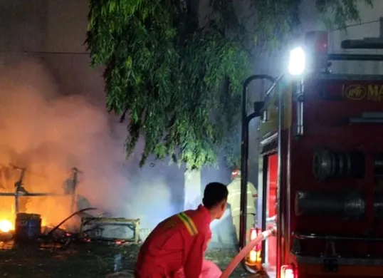 Petugas Damkar Cibinong Kabupaten Bogor dalam upaya memadamkan api yang melahap lima lapak di Terminal Cibinong, Rabu dini hari, 2 Juli 2025. (Sumber: Damkar Cibinong)