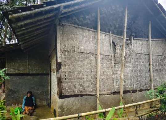 Kondisi rumah nenek Salimah Kampung Badur, Desa Rancateureup, Kecamatan Labuan, Kabupaten Pandeglang. (Sumber: Poskota/Samsul Fatoni)