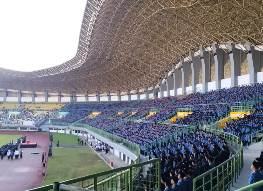Pemkot Bekasi Resmi Lantik 7.995 PPPK tahap I di Stadion Candrabaga, Kota Bekasi. Pelantikan dipimpin langsung oleh Wali Kota Bekasi, Tri Adhianto dan Kepala Badan Kepegawaian Negara (BKN) RI, Zudan Arif Fakrulloh. (Sumber: Istimewa)