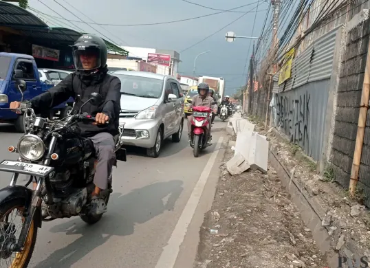 Perbaikan trotoar di kawasan Jalan Raya Lembang, Kabupaten Bandung Barat, Rabu 2 Juni 2025. (Sumber: POSKOTA | Foto: Gatot Poedji Utomo)