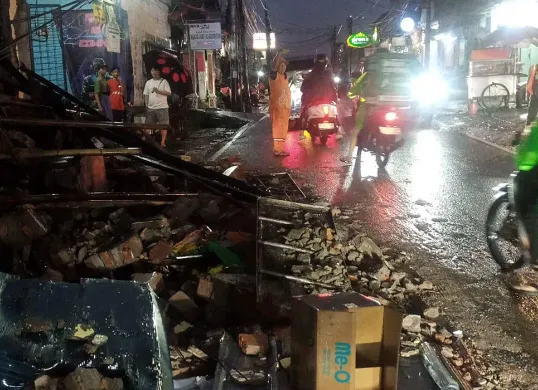 Kejadian pohon tumbang menimpa kios makanan di kawasan Tebet, Jakarta Selatan, Rabu, 2 Juli 2025. (Sumber: BPBD Jakarta Selatan)