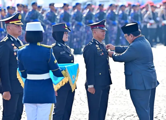 Potret Presiden Prabowo Subianto yang memberikan tanda kehormatan kepada tiga anggota Polri di Hari Bhayangkara ke-79. (Sumber: Setneg.go.id)