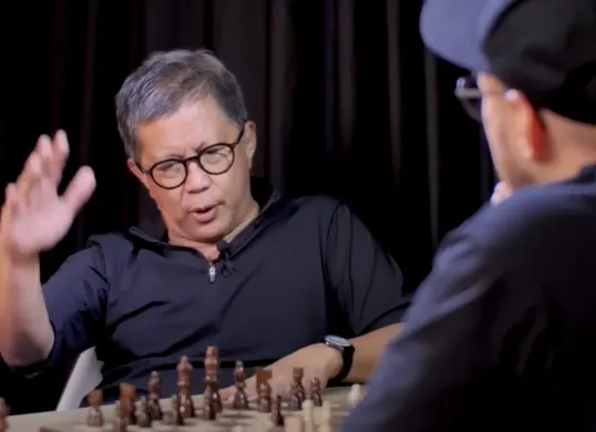 Potret Rocky Gerung saat dalam acara Skakmat bersama Pandji Pragiwaksono. (Sumber: YouTube/Pandji Pragiwaksono)