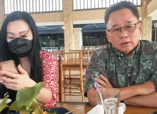Tangkapan layar sosok yang diduga kuat merupakan Direktur Operasional PT G70 Asia dengan wanita selingkuhannya di kawasan Ancol, Jakarta Utara. (Sumber: TikTok/@meresponkedungan)