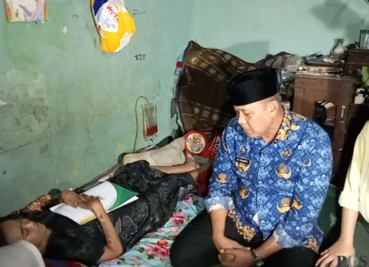 Wali Kota Bekasi, Tri Adhianto, sambangi kediaman Ratih Raynada, ibu muda yang diduga jadi korban malapraktik, di Mustika Jaya, Kota Bekasi. Rabu, 2 Juli 2025. (Sumber: Poskota/Nurpini Aulia Rapika)
