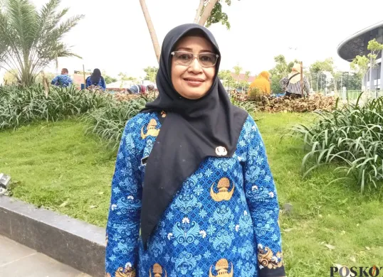 Somayati, 54 tahun, tenaga pendidik di SD Harapan Jaya 6 yang mengabdi belasan tahun silam akhirnya dilantik sebagai PPPK di Stadion Patriot Candrabhaga, Kota Bekasi, Rabu, 2 Juli 2025. (Sumber: Poskota/Nurpini Aulia Rapika)