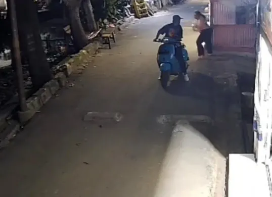 Tangkap layar aksi sepasang kekasih saat menjambret hp milik bocah di Jalan Rawa Bengkel, Cengkareng Barat, Cengkareng, Jakarta Barat.
