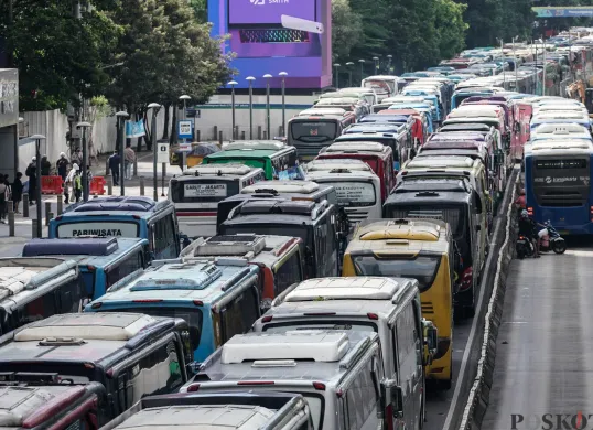 Kemacetan Bis Imbas Pengalihan lalu lintas HUT ke-79 Bhayangkara di Monas
