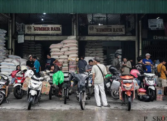 Calon pembeli memilih beras di Pasar Induk Beras Cipinang, Jakarta Timur, Minggu, 29 Juni 2025. (Sumber: Poskota/Bilal Nugraha Ginanjar)