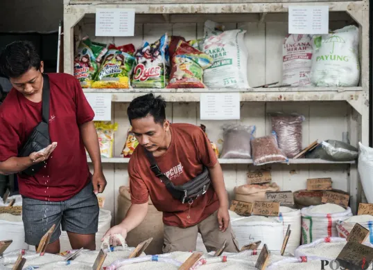 Calon pembeli memilih beras di Pasar Induk Beras Cipinang, Jakarta Timur, Minggu, 29 Juni 2025. (Sumber: Poskota/Bilal Nugraha Ginanjar)