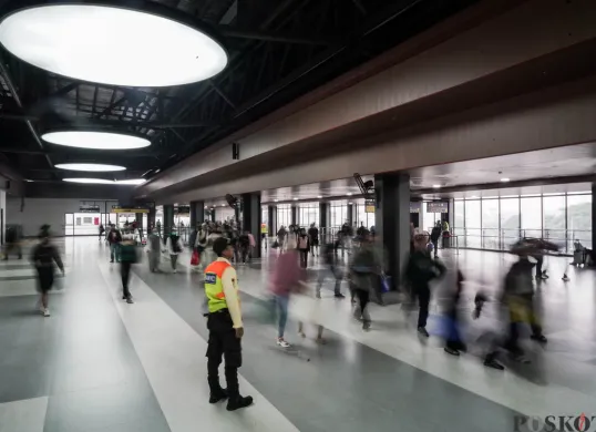 Calon penumpang berlalu-lalang di hall atas bangunan baru Stasiun Tanah Abang, Jakarta, Minggu, 29 Juni 2025. (Sumber: Poskota/Bilal Nugraha Ginanjar)
