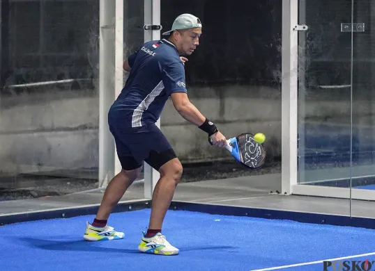 Ketua Umum Perkumpulan Besar Padel Indonesia (PBPI) Galih Kartasasmita, saat bermian Padel di Lapangan Padel Pro, Kemang Jakarta Selatan. (Sumber: Poskota/Bilal Nugraha Ginanjar)