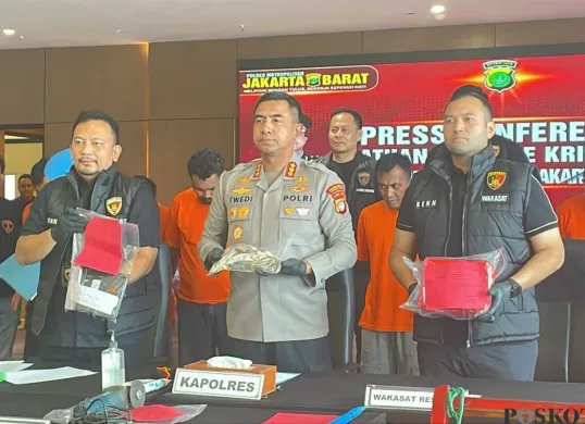 Konferensi pers sindikat pencurian rumah kosong di kawasan Kebon Jeruk, Jakarta Barat, Kamis, 3 Juli 2025. (Sumber: Poskota/Pandi Ramedhan)