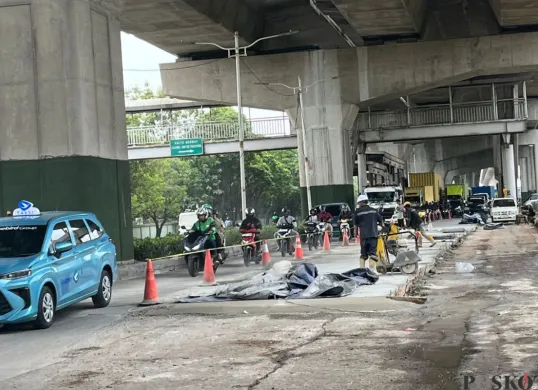 Proyek perbaikan jalan di depan PT United Tractors, Jalan Raya Bekasi, Jakarta Timur, Kamis, 3 Juli 2025. (Sumber: Poskota/M. Tegar Jihad)