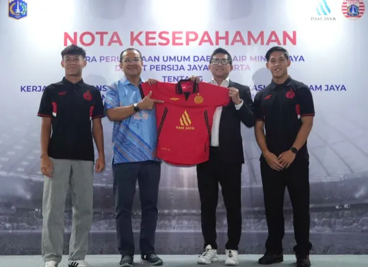 Potret kerja sama antara Persija Jakarta dan PAM JAYA. Lakukan kampanye air bersih lewat sepak bola. (Sumber: Persija)